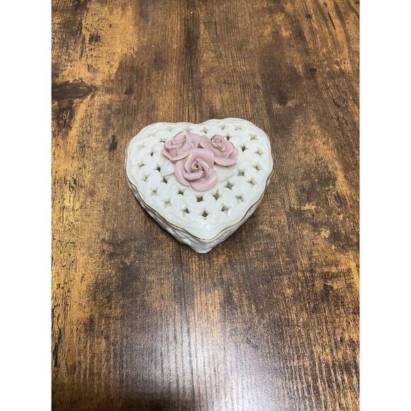 Vintage Reticulated White Heart-Shaped Trinket‎ Box With Roses - Picture 1 of 7